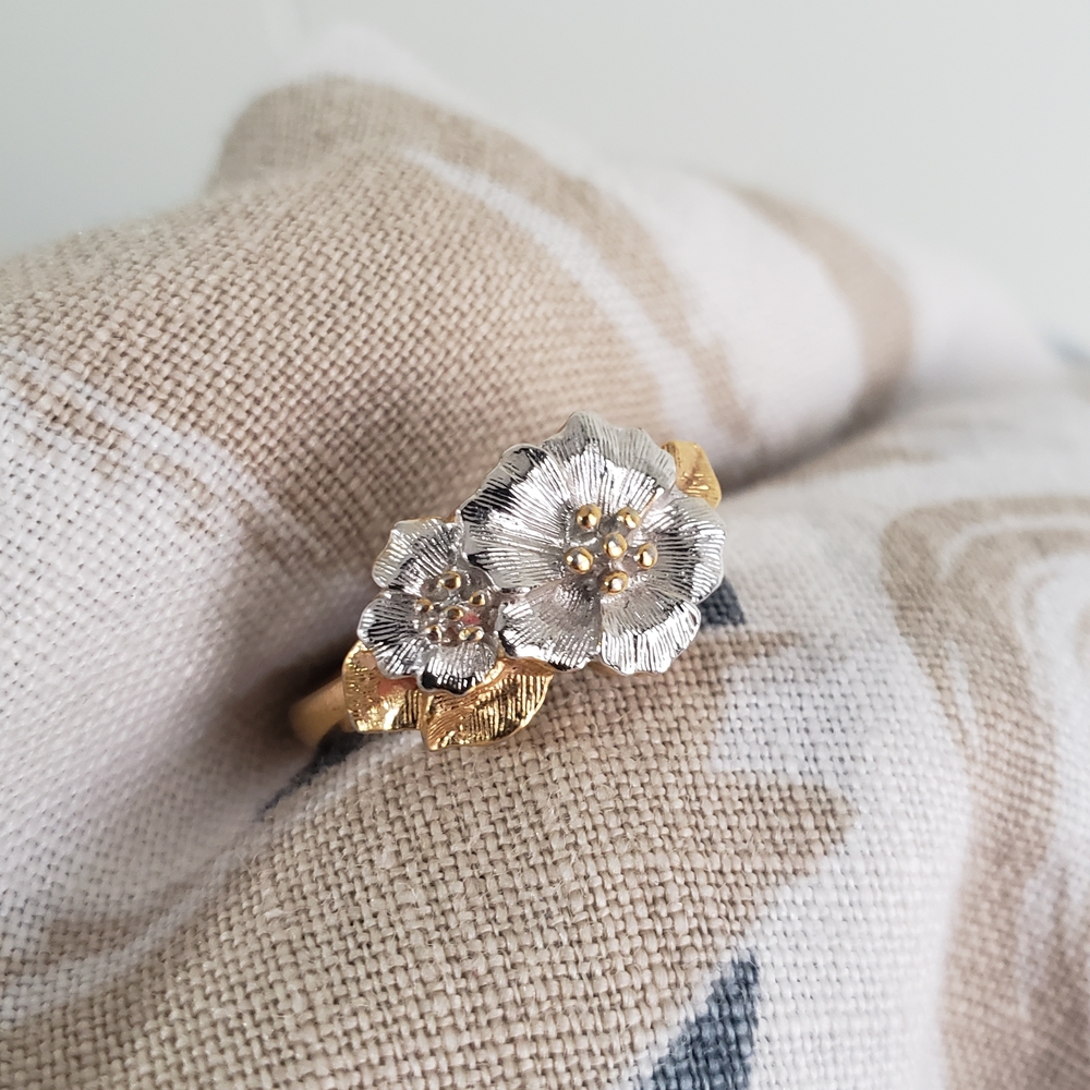 Avon Ring Blossoms Size 9 - Elegant Gold and Silver Tone Floral Womens